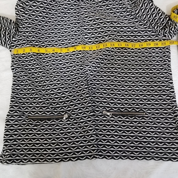CJ Banks Black and white wave pattern open front blazer with zipper pockets - Picture 6 of 13
